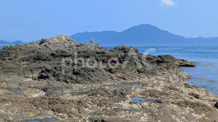 岩と砂浜が織りなす海岸線-08 大角海浜公園,今治市,瀬戸内海の写真素材