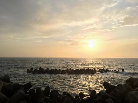 佐渡の夕焼け① 海,空,波打の写真素材