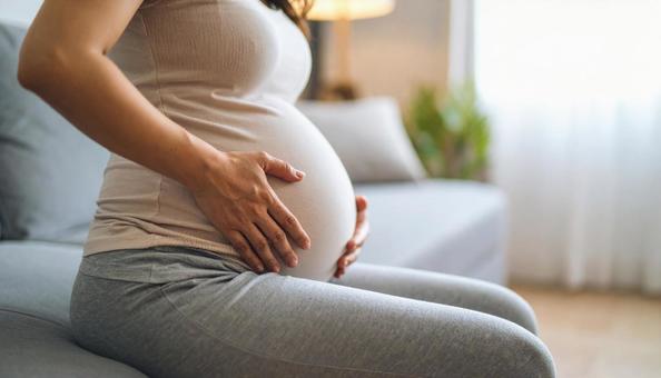 お腹が張って辛そうな妊婦 お腹が張って辛そうな妊婦の写真
