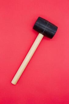 ゴムハンマーと赤い背景 ゴムハンマー,ハンマー,工具の写真素材