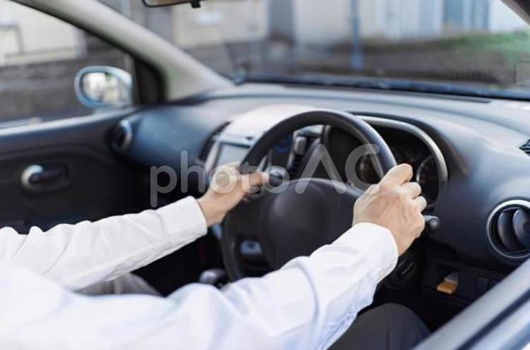 自動車を運転する男性の手元 男性,ドライバー,手元の写真素材