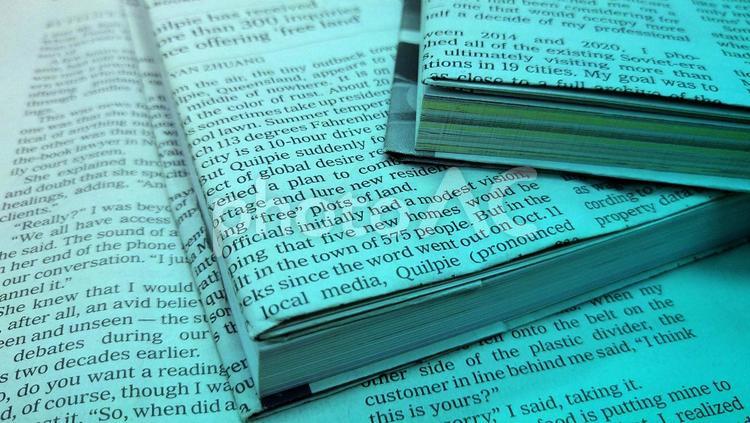 英字新聞のブックカバーをつけた書籍 英字新聞,本,古本の写真素材