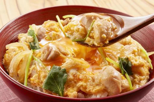 親子丼 卵黄のせ 親子丼 卵黄のせ 親子丼,丼,はしあげの写真素材