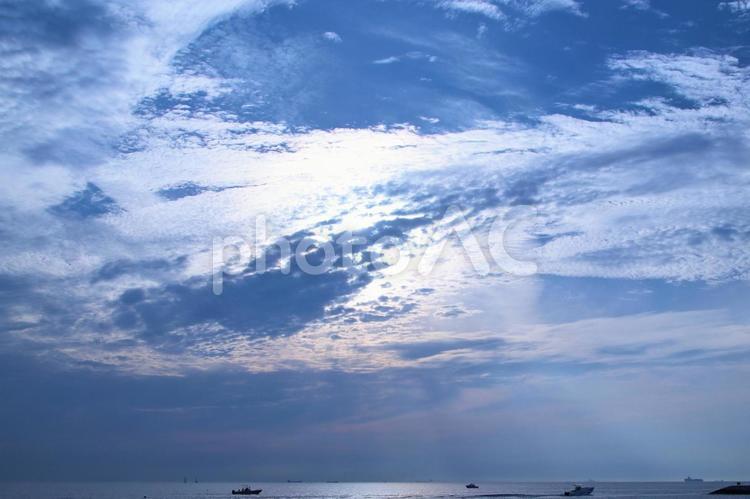 常滑りんくうピーチ雨上がりの夕焼け空 常滑りんくうビーチ,夕日,太陽の写真素材