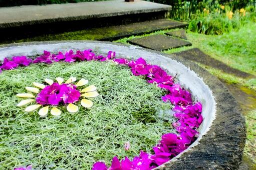 石鉢に飾られたアジアンフラワーアート 花,装飾,石鉢の写真素材