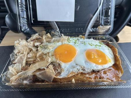 目玉焼きのせお好み焼き 目玉焼きのせお好み焼きの写真