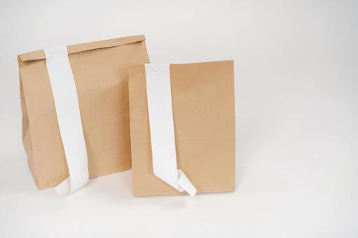 レシートのついた2つの紙袋 配達,フードデリバリー,デリバリーの写真素材