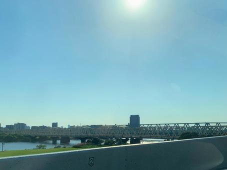 太陽に照らされている橋 太陽に照らされている橋の写真