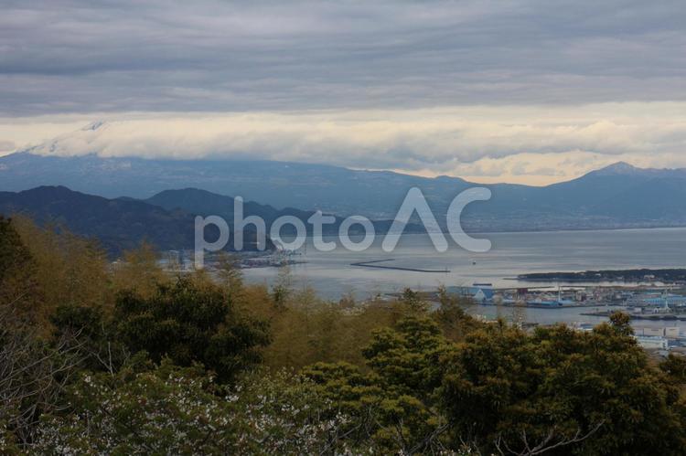 頭を雲の上にだし 富士山,曇り,雲の写真素材