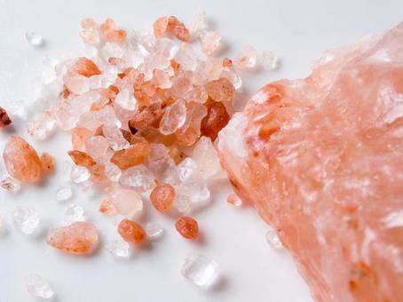 ヒマラヤピンクソルト岩塩の粒と塊 岩塩,天然岩塩,ピンクソルトの写真素材