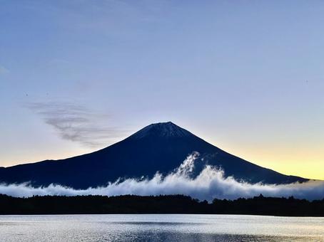 田貫湖から見る富士山と雲 富士山,田貫湖,夜明けの写真素材