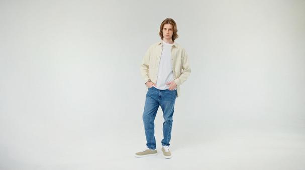 両手をポケットに入れ立つ外国人男性 両手をポケットに入れ立つ外国人男性の写真
