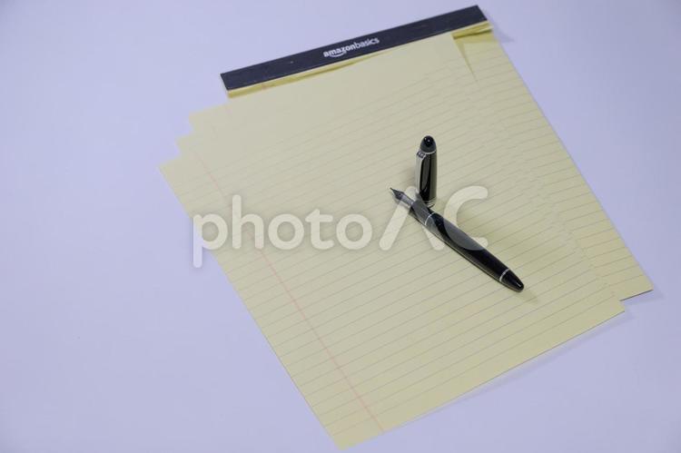 万年筆と黄色いメモ帳 万年筆,ペン,メモ帳の写真素材