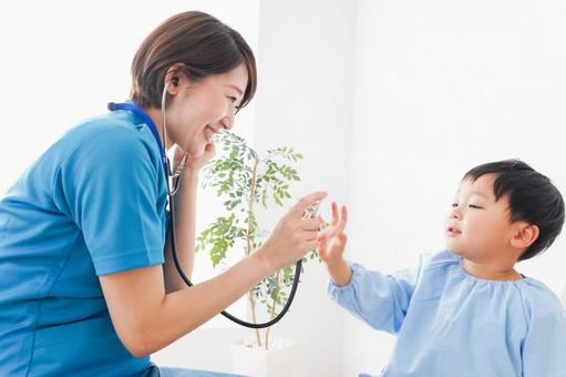 子どもを診察する若い看護師 看護婦,内科,子育ての写真素材