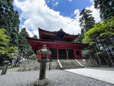 高野山 壇上伽藍 西塔と石灯籠 高野山 壇上伽藍 西塔と石灯籠の写真