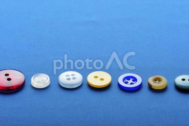 ボタンで直線に並べてみたイメージ いっぱい,かわいい,たくさんの写真素材