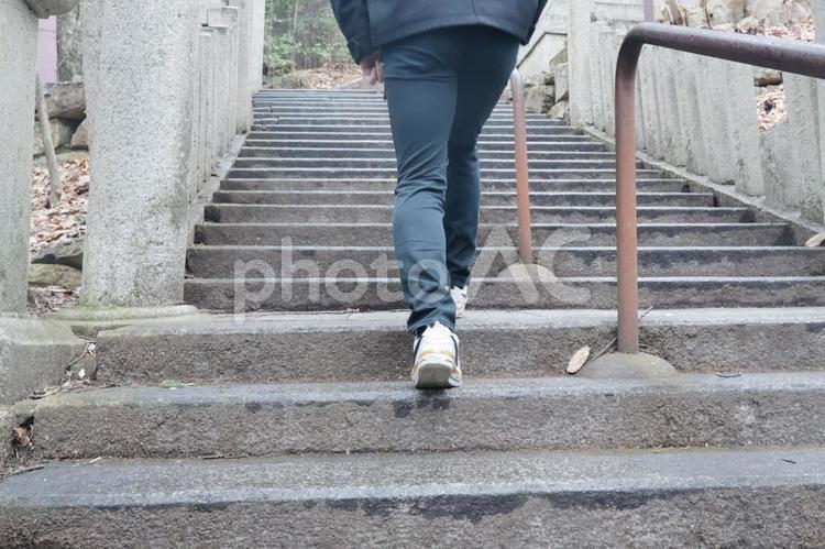 石階段を登る男性の足元 歩く,男性,足元の写真素材