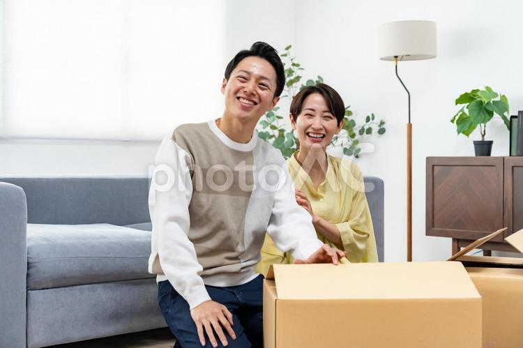 引越しをする夫婦 引っ越し,引越し,カップルの写真素材