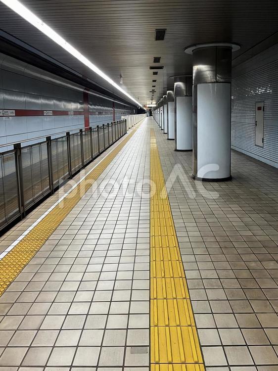 地下鉄駅のホーム 駅,視点,屋内での写真素材