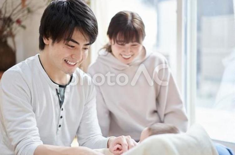 赤ちゃんと遊ぶアジア人の夫婦 夫婦,赤ちゃん,子育ての写真素材