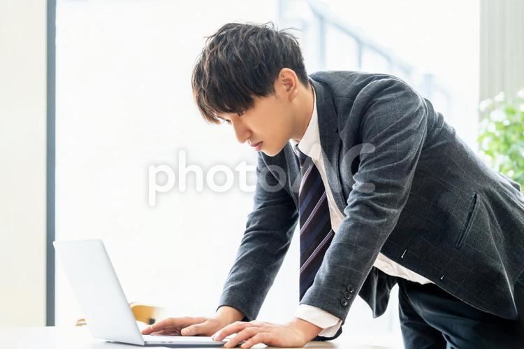 パソコンを使って考える男性ビジネスマン 男性,ビジネス,ビジネスマンの写真素材