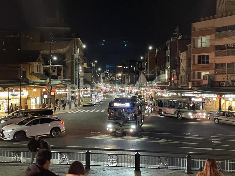 四条河原町の交差点（夜景） 京都,京都市,市バスの写真素材