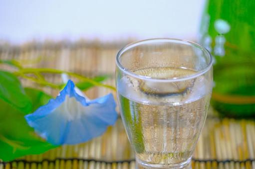 夏の冷酒④(斜め上) 夏の冷酒④(斜め上) 酒,日本酒,朝顔の写真素材
