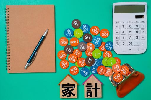 玩具のお金と電卓で家のお金のイメージ 家計,お金,ノートの写真素材