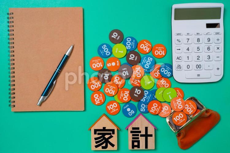 玩具のお金と電卓で家のお金のイメージ 家計,お金,ノートの写真素材