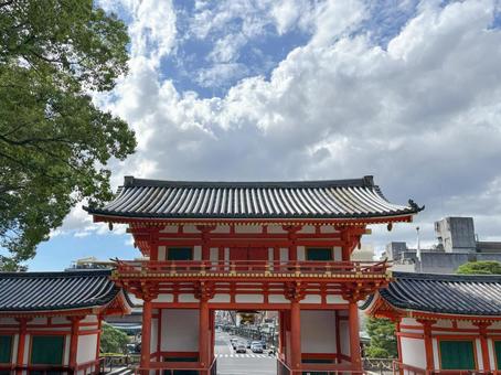 京都・八坂神社の西楼門 京都・八坂神社の西楼門 八坂神社,西楼門,切妻造の写真素材
