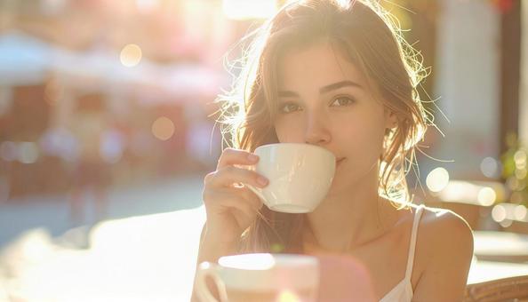 コーヒーを飲む外国人女性のポートレート コーヒーを飲む外国人女性のポートレートの写真