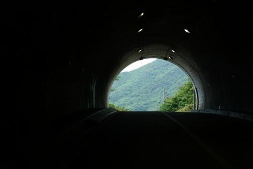 トンネルを抜ける トンネルを抜ける トンネル,抜ける,コントラストの写真素材