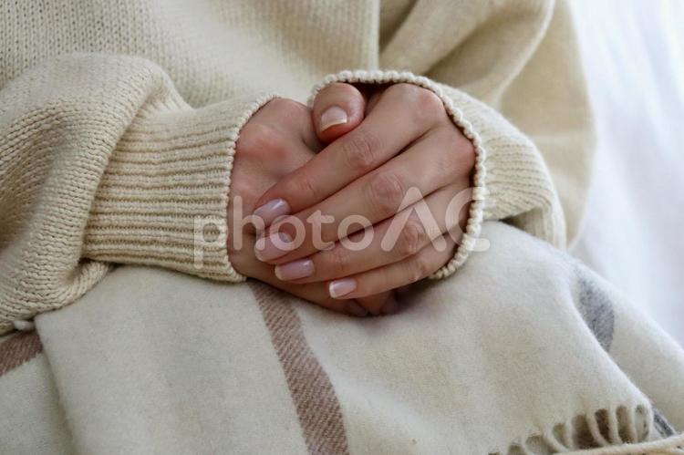 手を重ねた女性 寒い,温める,女性の写真素材