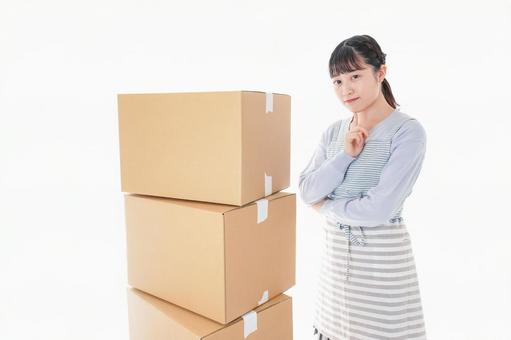 引越しをする若い女性 引越しをする若い女性 海外赴任,運ぶ,ロジスティクスの写真素材