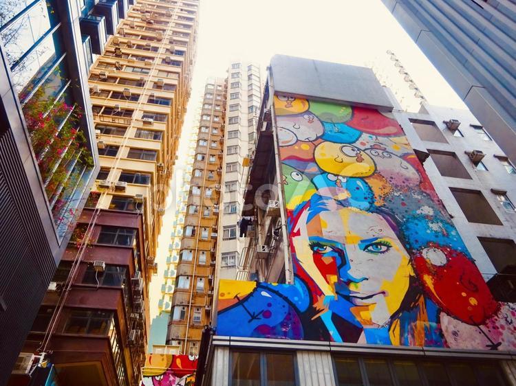 香港のウォールアートと見上げる高層ビル 空,スカイライン,ビジネスの写真素材