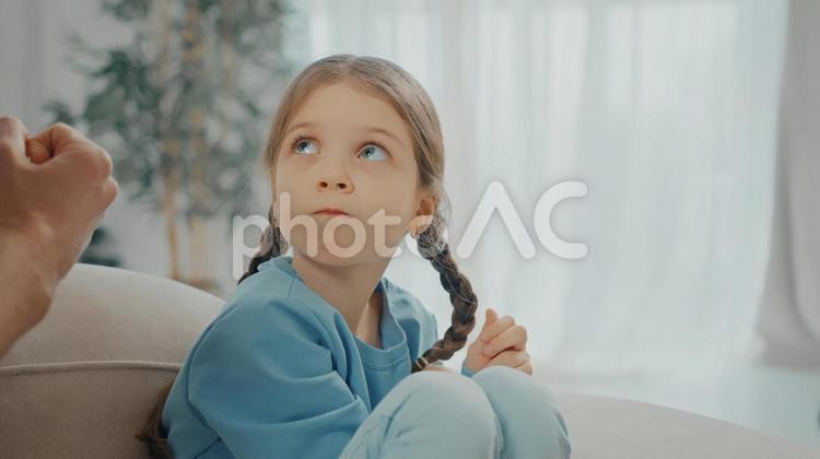 振り向くおさげの女の子 女の子,子供,振り向くの写真素材