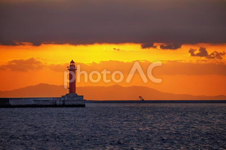大阪港、夕日と灯台 大阪港,海,夕日の写真素材