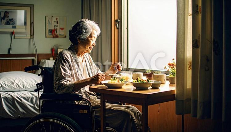病室で車いすに座り食事をする高齢女性患者 車いす,高齢女性,患者の写真素材