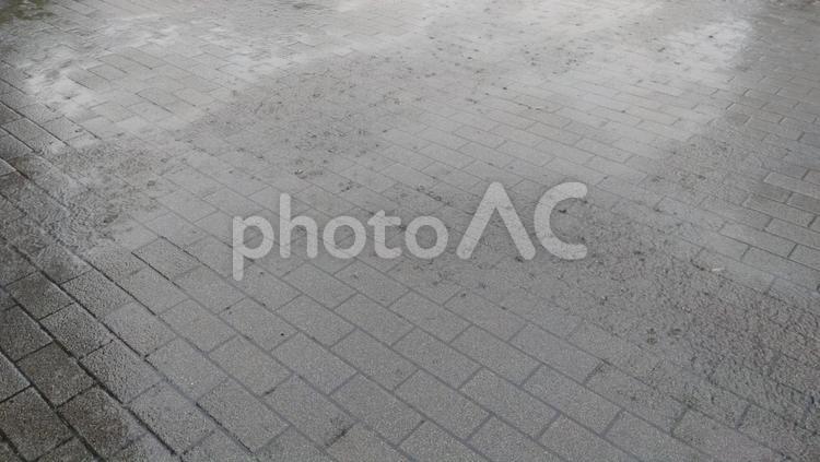 歩道に降る雨　水たまり　水紋 雨,天気予報,雨予報の写真素材