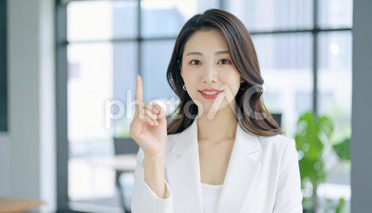 自信のある表情で指さすビジネス女性 指さす,指差し,ビジネスの写真素材