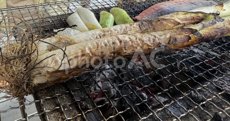 七輪で炭焼き 網焼きバーベキューねぎ焼き ねぎ焼き,網焼き,炭焼きの写真素材