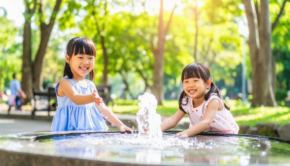 公園の噴水で水遊びする夏の日本人の子供 公園の噴水で水遊びする夏の日本人の子供の写真