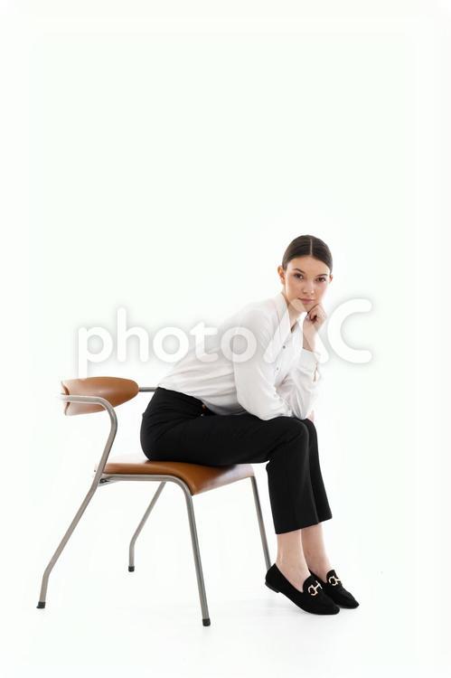 頬杖をしてカメラ目線で座る女性 女性,頬杖,座るの写真素材