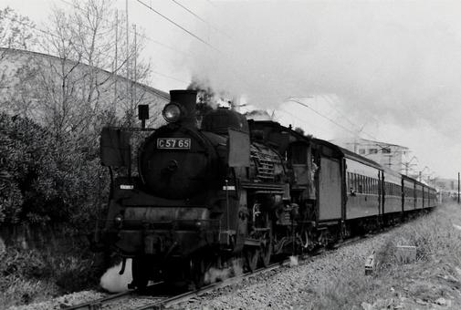 旅客列車の先頭に立つC57形 旅客列車の先頭に立つC57形の写真