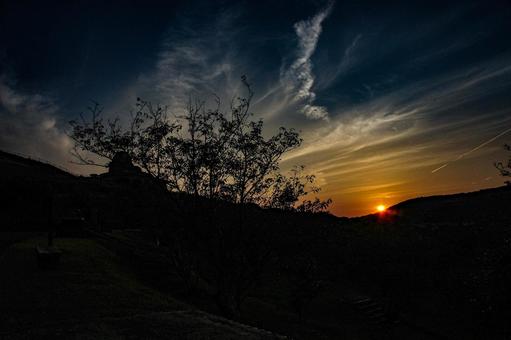 ＜素材＞夕暮れの太陽と天文台のシルエット 空,サンセット,夕方の写真素材