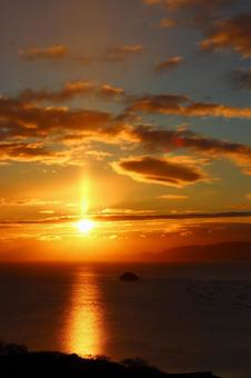 冬の海の初日の出 日の出,初日の出,夜明けの写真素材