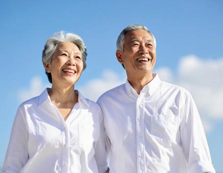 晴天の下、希望に満ちた表情のシニア夫婦 晴天の下、希望に満ちた表情のシニア夫婦の写真