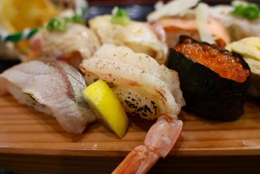 回転寿司店のランチのあぶり寿司盛り合わせ 回転寿司店のランチのあぶり寿司盛り合わせの写真