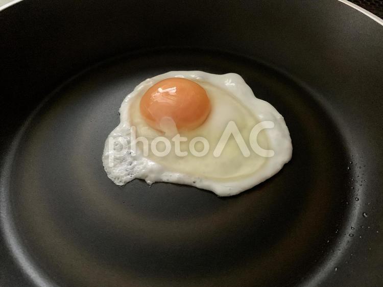 目玉焼きをつくる 焼く,目玉焼き,フライパンの写真素材