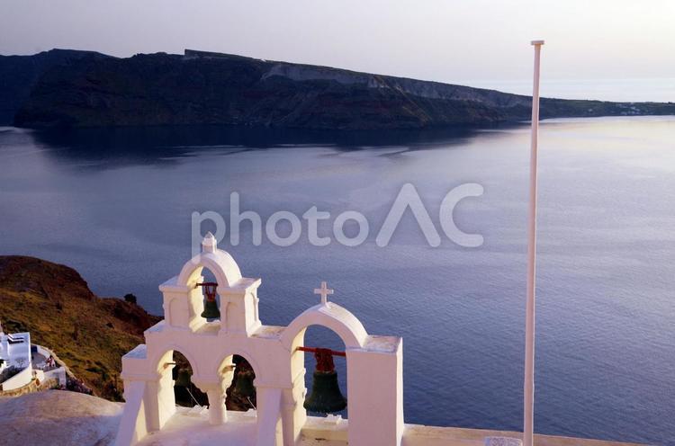 ギリシャ　サントリーニ島の夕暮れ　赤く染まる白い鐘 ギリシャ,サントリーニ島,サントリーニの写真素材